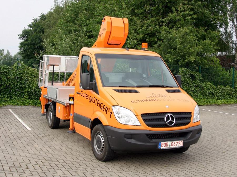  Mercedes-Benz Sprinter Lift Platform 2006 года  (фото 1 из 8)